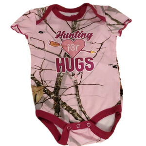 Infant Girl's Mossy Oak "Hunting For Hugs" Bodysuit Size 3-6 Months